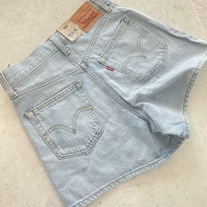 NWT Levi Mom Shorts